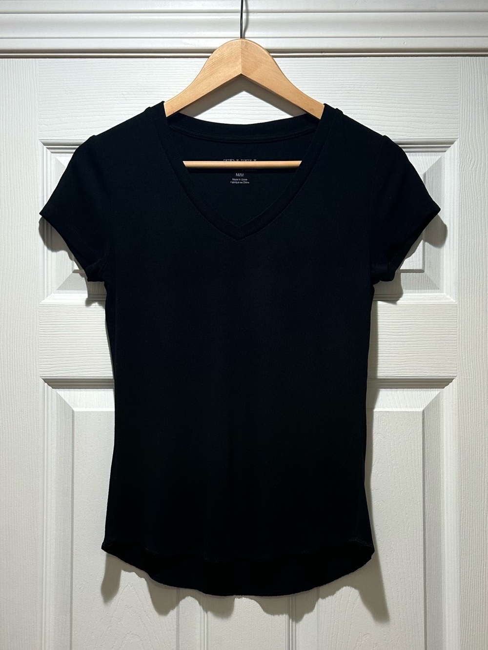 TRUTH by Republic Black V-Neck Short Sleeve Women's Top Size Medium